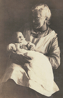 Elizabeth in Warren with her grandmother Julia circa Nov, 1923
